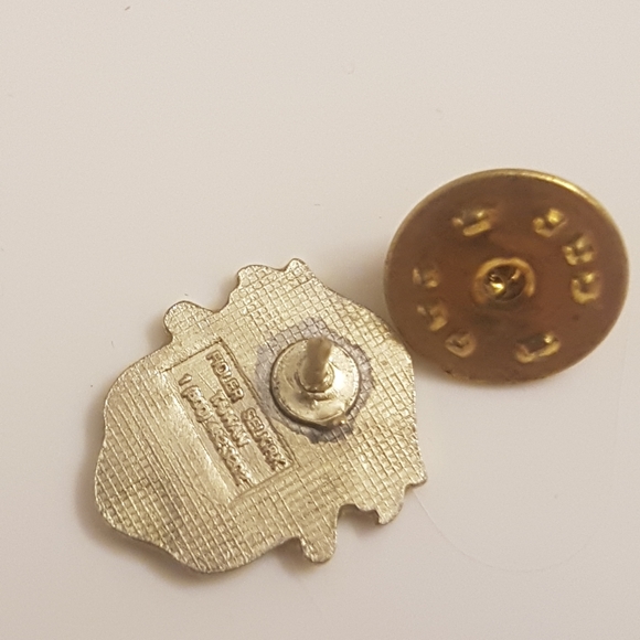 💲5️⃣ in 🛍️of2+  [FIDLER] City of Winnipeg Crest Pin - Picture 3 of 10